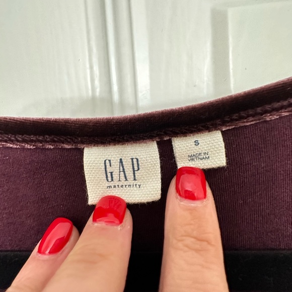 GAP Maternity velvet midi dress with ruched sides and short sleeves.  Sz S - Picture 6 of 7
